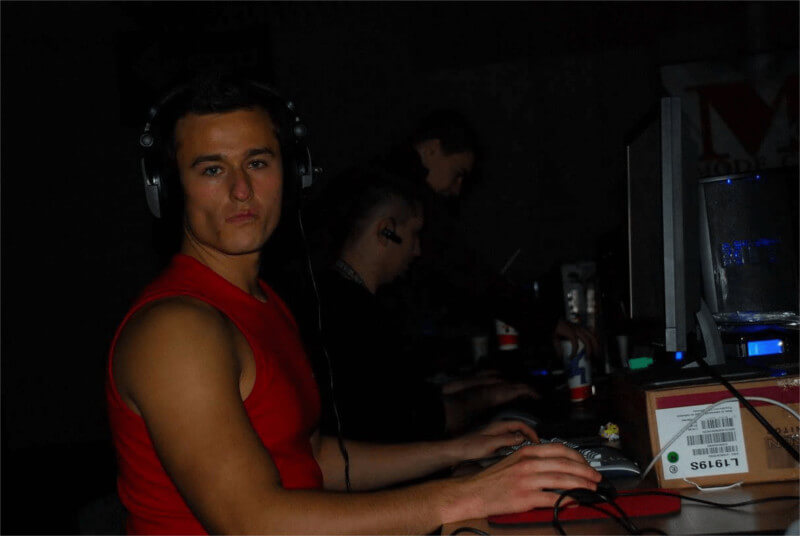 Jarek jako nastolatek podczas gry na komputerze